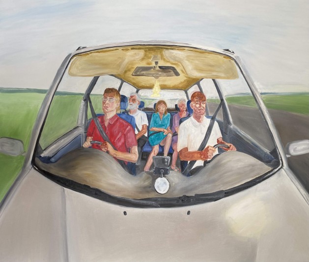 Obraz przedstawia srebrny samochód z perspektywy maski, w którym siedzi piątka pasażerów. Z przodu jest dwóch kierowców, każdy z nich ma kierownice. Z tyłu siedzą dwie starsze kobiety i mężczyzna.